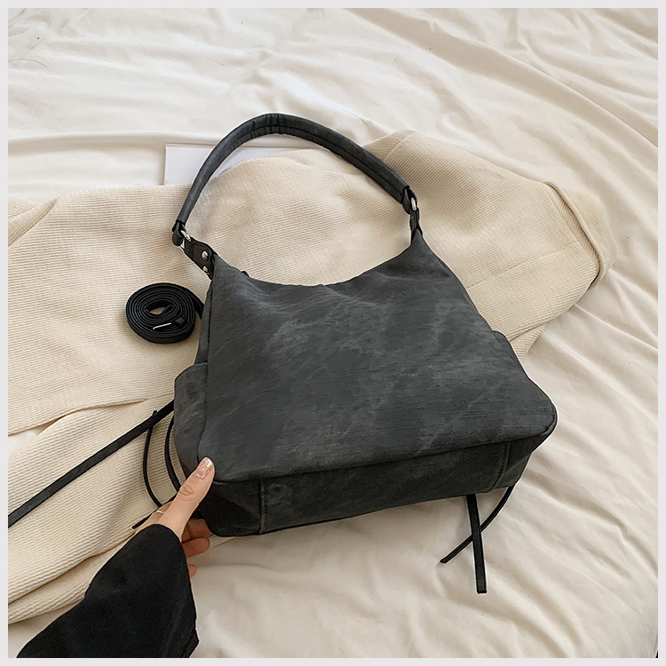 Large capacity wandering shoulder bag, new spicy girl high-end versatile double pocket strip casual crossbody armpit bag_voghion.com