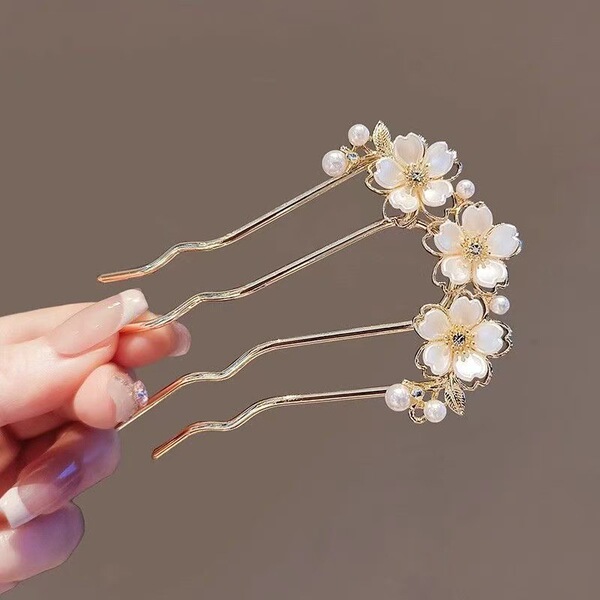 Brand wavy hairgrip pearl