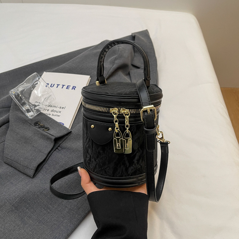 Bolso de mano popular de este año, bolso de mano para mujeres, verano 2024 nuevo estilo simple, bolso de hombro universal, bolso de cubo de tendencia explosiva.