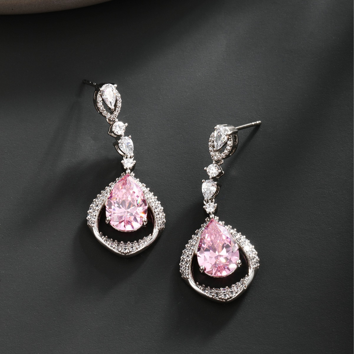 Xuping Caibao series nuevos pendientes de piedras preciosas artificiales rosas gotas de agua en forma de pera temperamento elegante Pendientes de alta gama mujeres