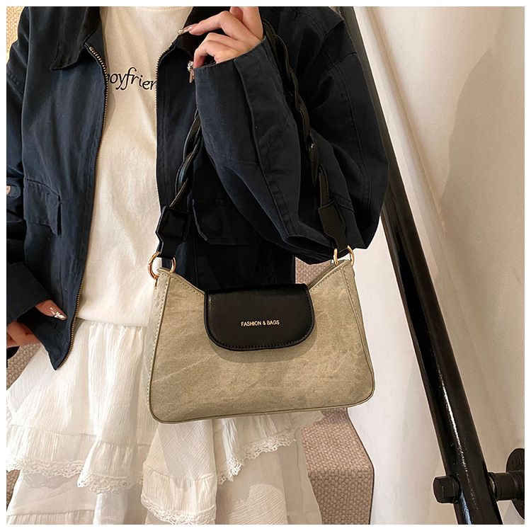 This year, new fashionable and trendy women's bags, casual crossbody underarm bags, commuting single-shoulder women's bags, and small square bags are in vogue undefined