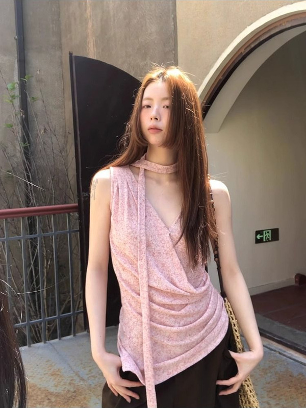 设计感粉色交叉v领吊带背心女夏季褶皱修身无袖外穿辣妹飘带上衣|undefined