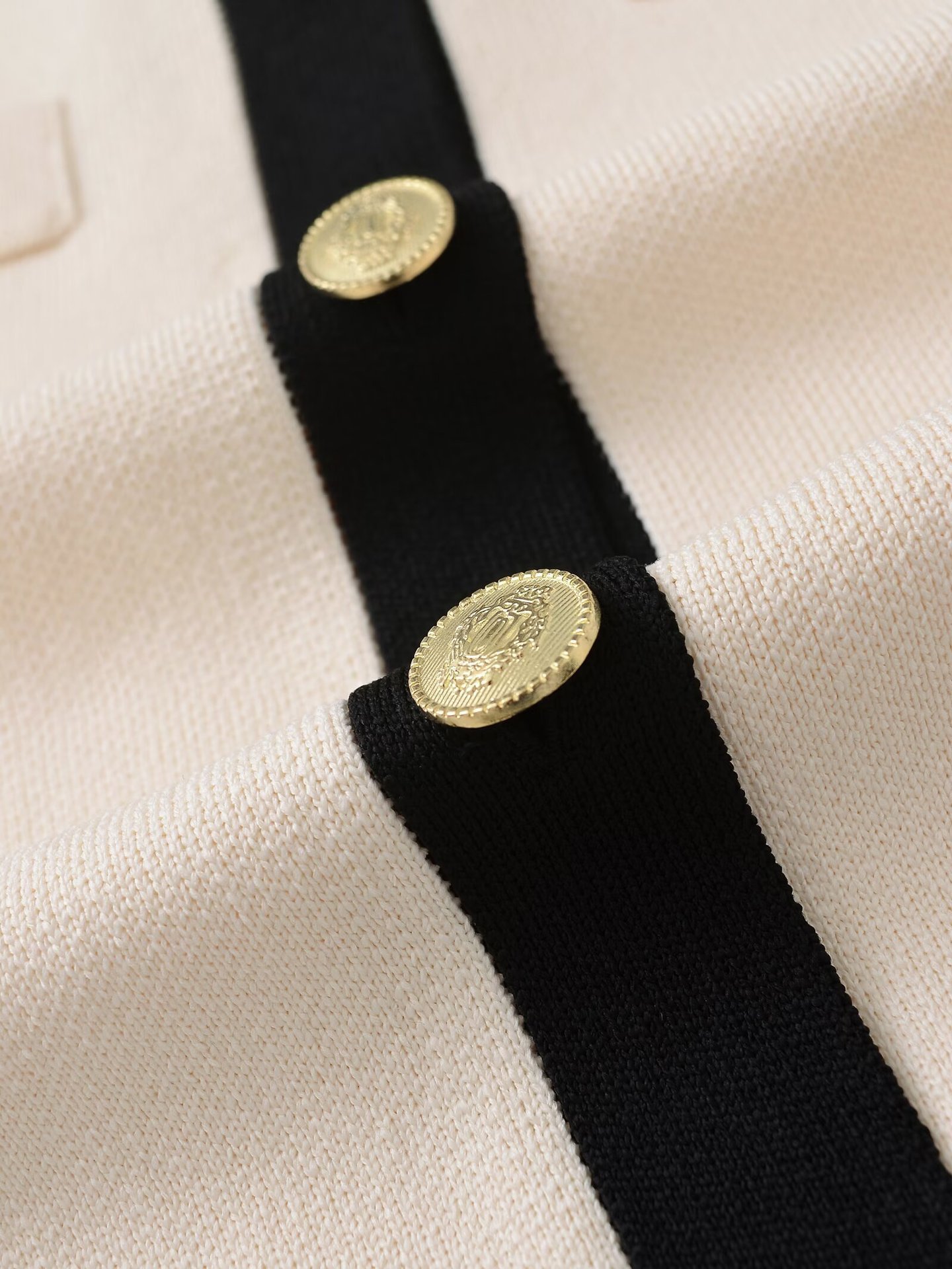 Damenbekleidung 2024 Herbst und Winter neue Mode kontrastierende goldreihige Strickjacke_voghion.com