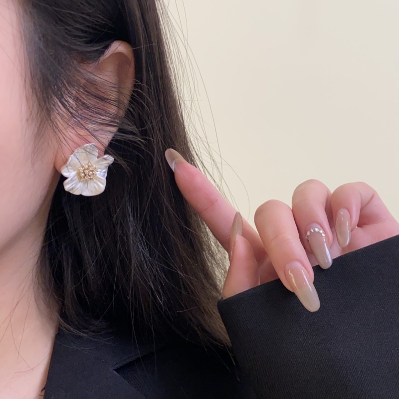 Matte white retro elegant earrings