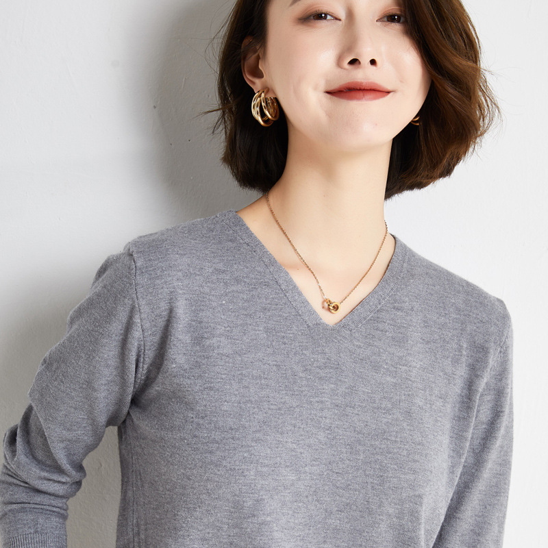Otoño e Invierno nuevo estilo occidental con cuello en V color sólido manga larga suéter de fondo interior simple desgaste exterior suéter de cuello de pollo para mujeres