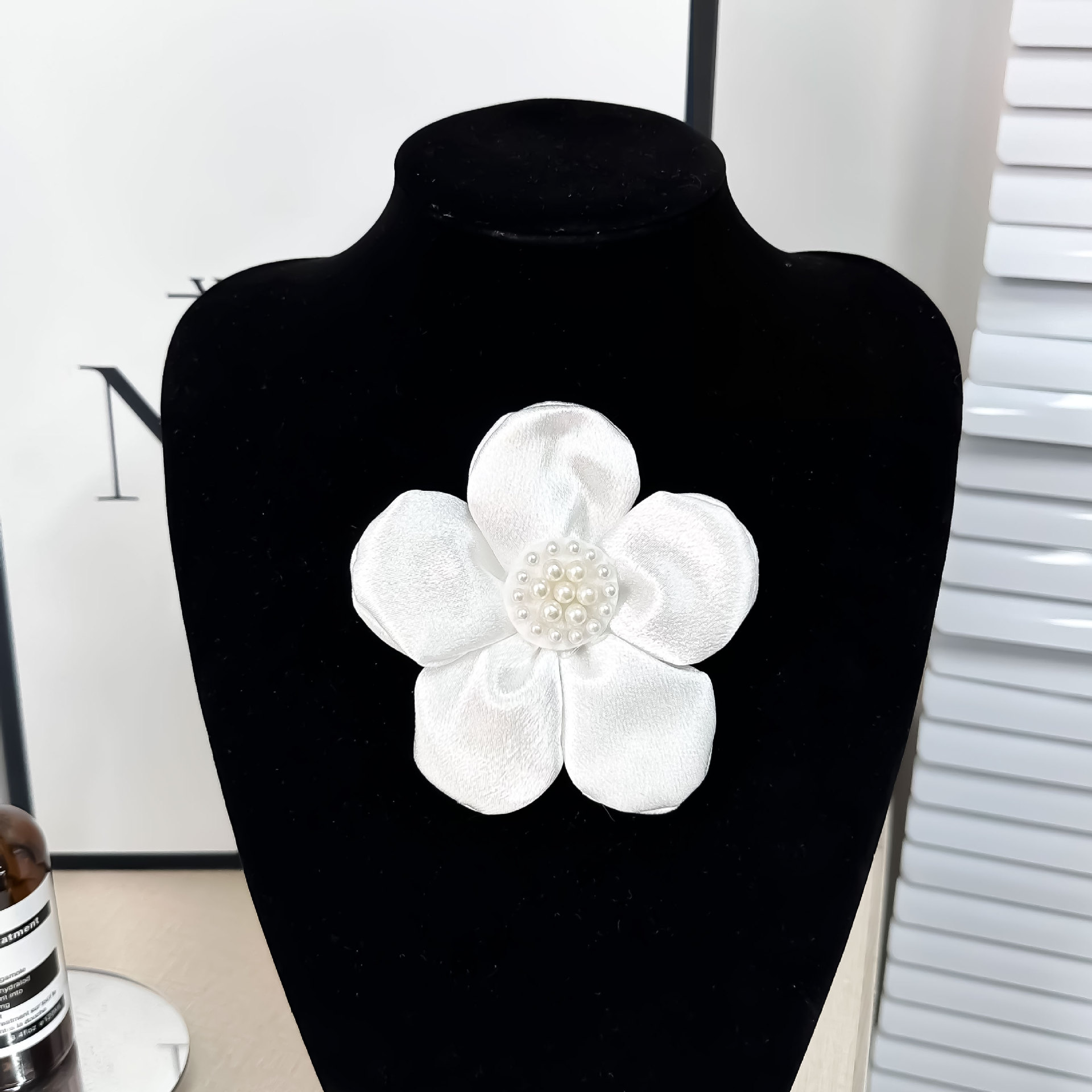 Perla tridimensional hecha a mano en blanco y negro gran flor decoración broche ropa zapatos sombreros bolsos calcetines accesorios lindos