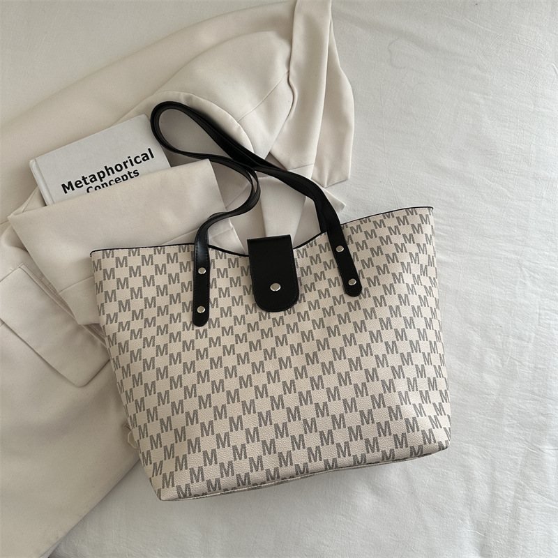 2025 primavera y verano nuevo tipo de gran capacidad portátil bolso de hombro, nicho de diseño casual, moda simple bolso de brazo