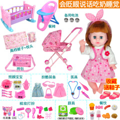 女の子の子供の家のおもちゃの世話をします。