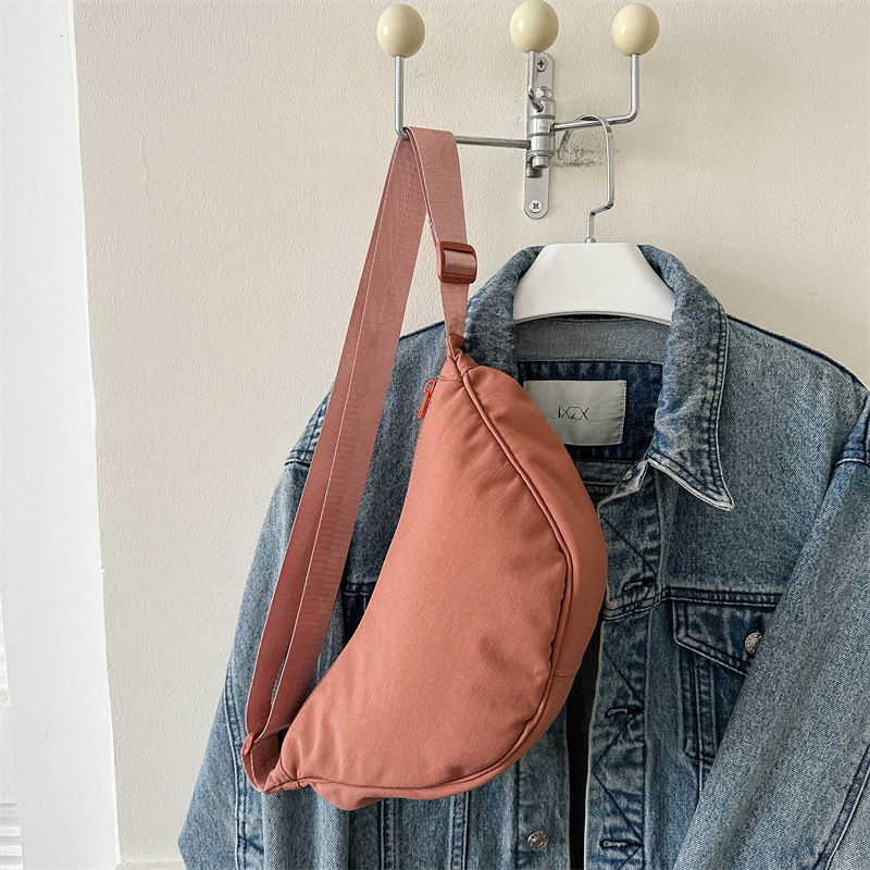 Nueva bola de masa femenina 2023 otoño marea bolsa de hombro simple moda nylon tela deportes mensajero bolsa