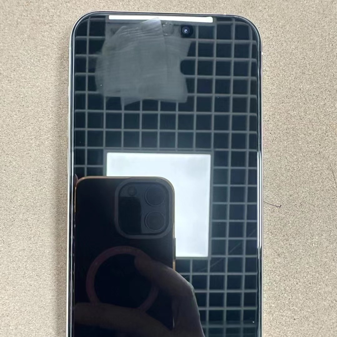 Aplicable a iPhone15Pro alta galvanoplastia de aluminio transparente película templada iPhone15 localizador película cubierta de pantalla completa