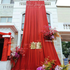 結婚式の結婚祝いの婚約赤い牛乳の糸の布の幕の舞台は底を打って背景を飾ります。