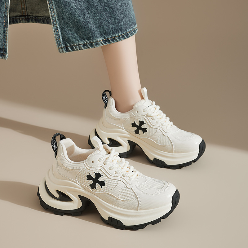 Zapatos de papá de fondo grueso para mujeres 2025 nuevo otoño pequeño hombre casual zapatillas deportivas blancas muy bonitas