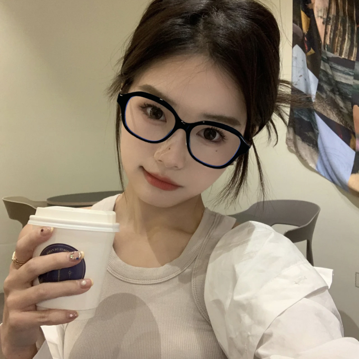 Nuevo marco negro liso cara redonda anti-azul gafas de luz pequeña fragancia viento Red rojo Maillard gafas lisas hombres y mujeres fabricantes en stock