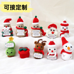 国境を越えたクリスマスに人形を編んで毛糸を編んでヘラジカの積極的なマフラージャガイモを作って雪だるまを編む
