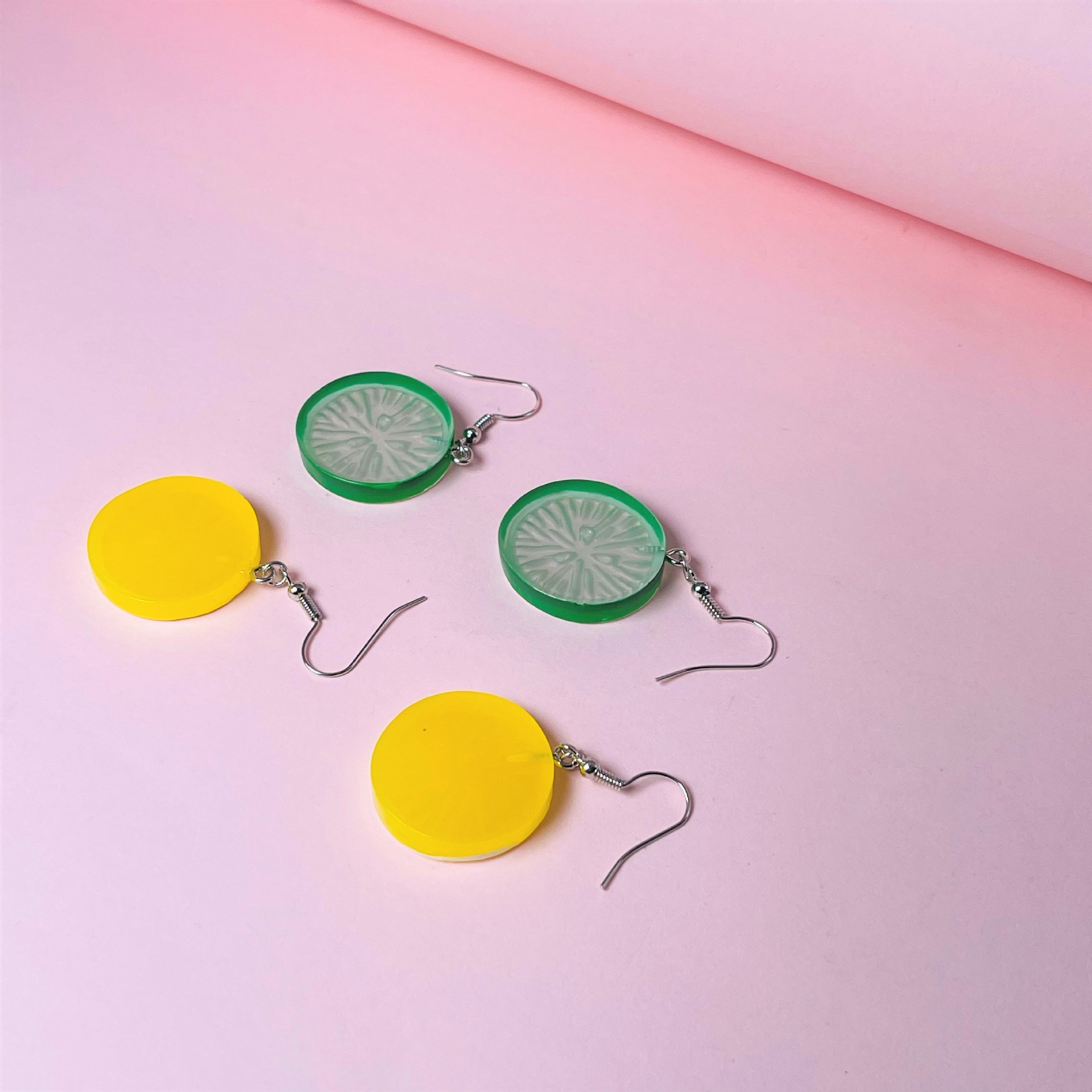 Oversized Sculptural Clear Acrylic Clip-on Earrings Modern Style_voghion.com