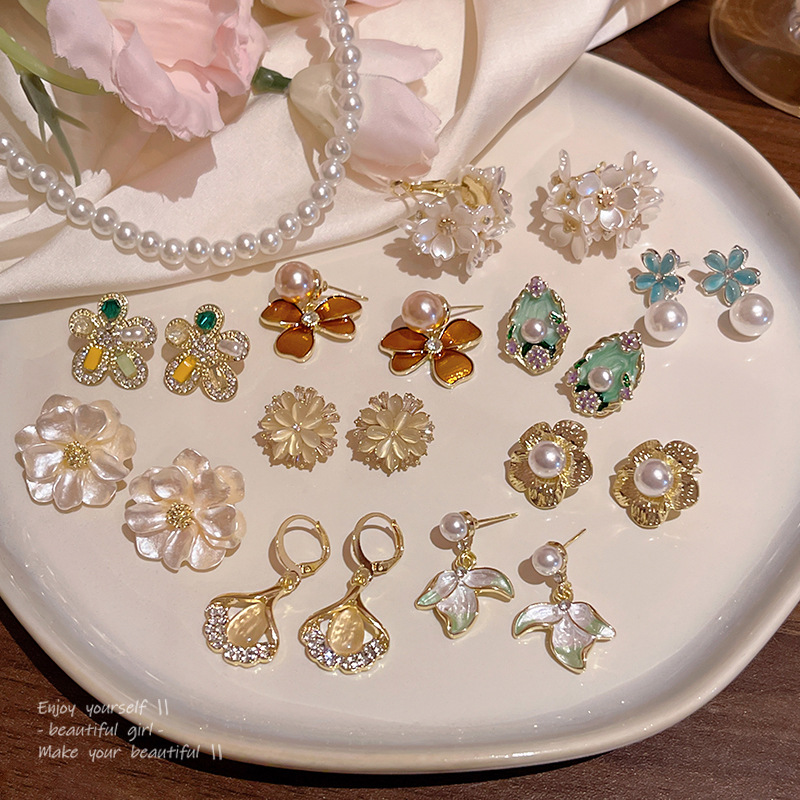S925 aguja de plata Sen pequeñas flores frescas pendientes de orejas de vacaciones mujeres lujo ligero nicho alta sensación pendientes de perlas image 1