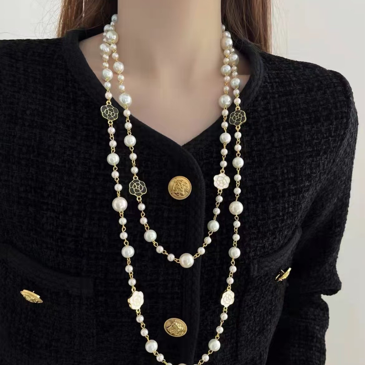 Fashionable elegant necklace from pearl