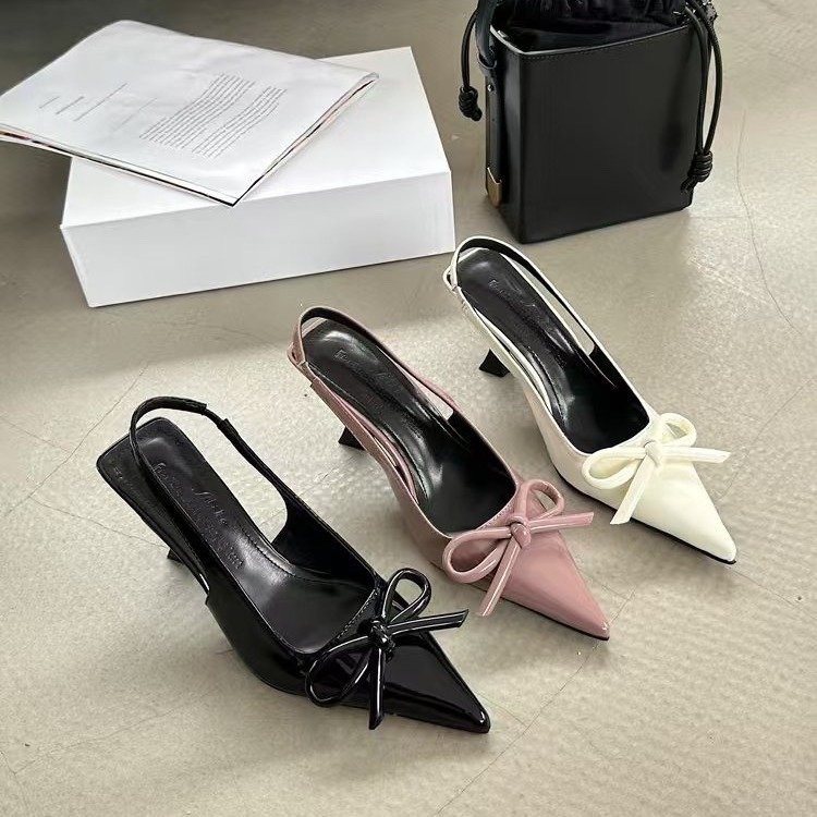 Elegant summer cute sandals with bow pointed-toe made of patent…