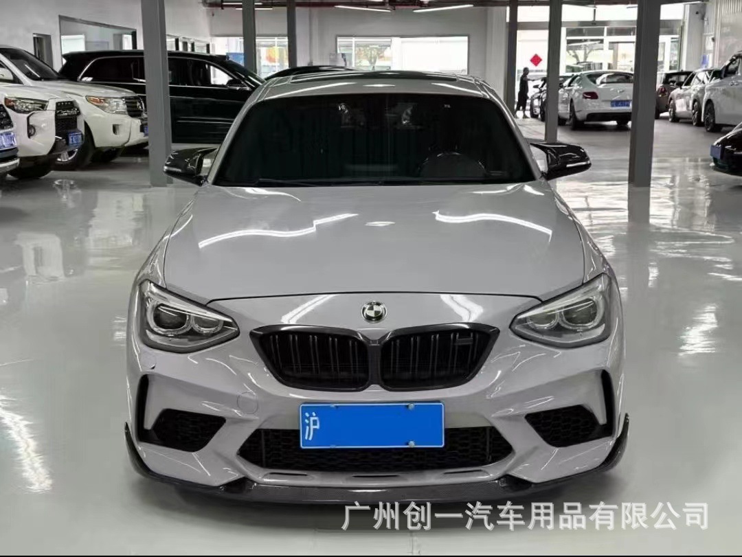 Suitable for BMW 1 Series F20, this is a modified M2C front grille for the 2011-2014 F20 models, allowing for an upgrade to the M2C front bumper