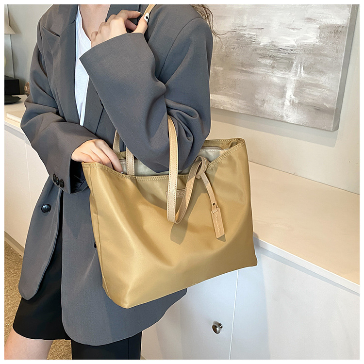 The new Korean-style trendy casual tote bag for women, Oxford fabric large-capacity single-shoulder bag 2025, exudes a sense of luxury undefined
