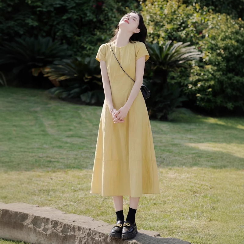 In Stock French-Style Yellow Round-Neck Short-Sleeve Waist-Cinching Dress for Women, 2026 Summer New Model, Elegant and Appropriate Dress