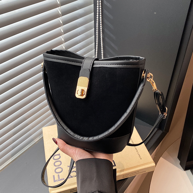Bolso de invierno para mujeres 2024 nuevo estilo retro simple nicho de moda diseño de hombro mochila de moda moda bolso de cubo portátil