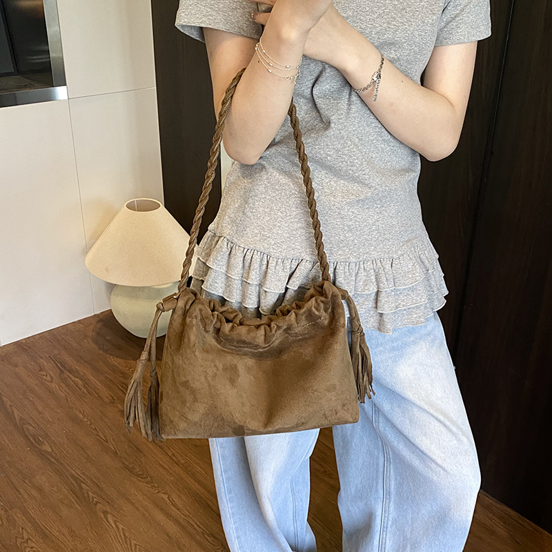 Bolso de axila retro estilo Hong Kong 2025 verano nuevo estilo bolso femenino textura esmerilada bolso de hombro con borla de moda marea