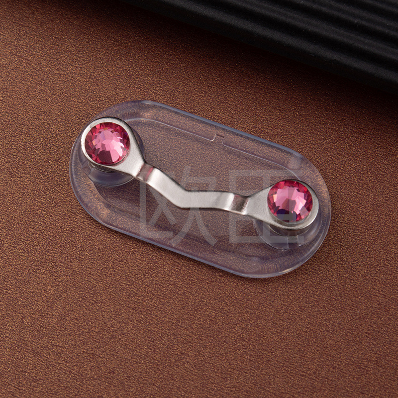 クロスボーダー爆型磁気眼鏡スタンド磁気吸引v型ブローチ工番札棚クリエイティブ磁気服イヤホンクリップ