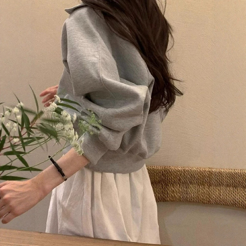 American-style retro gray collared sweatshirt for women, autumn collection, with a sophisticated and loose fit, slimming effect, casual and versatile V-neck short top American-style retro gray collared sweatshirt for women, autumn collection, with a sophisticated and loose fit, slimming effect, casual and versatile V-neck short top