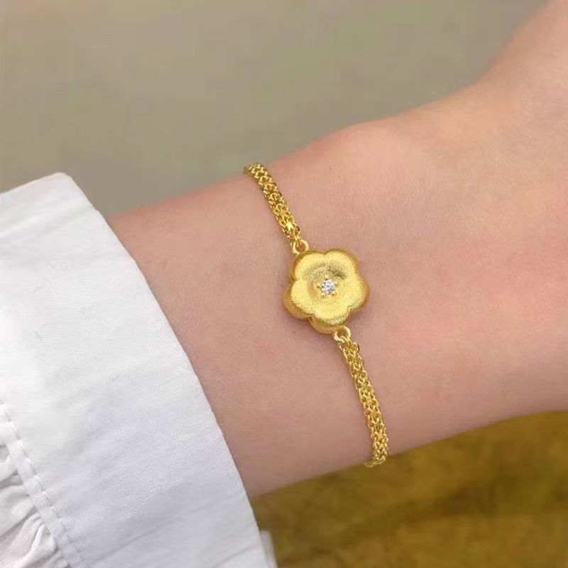 negozio di oro con antica collana con ciondolo a forma di fiore in oro placcato oro e punta da trapano in oro_voghion.com