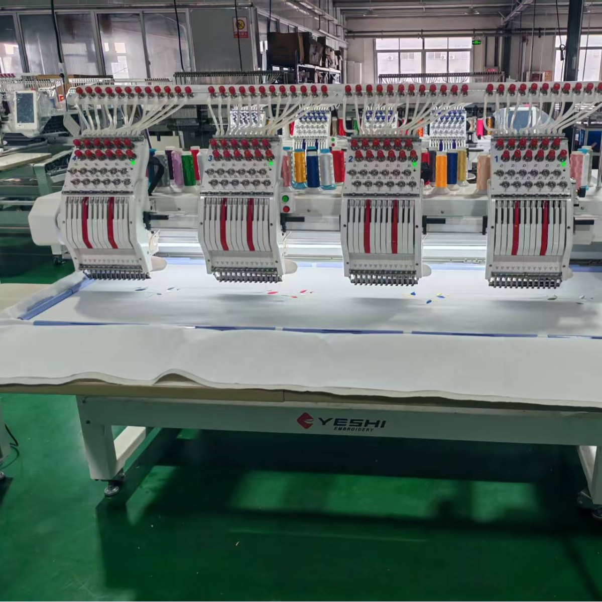 4头电脑绣花机裁片成衣帽子个性化多头刺绣机高速 四头电脑绣花机