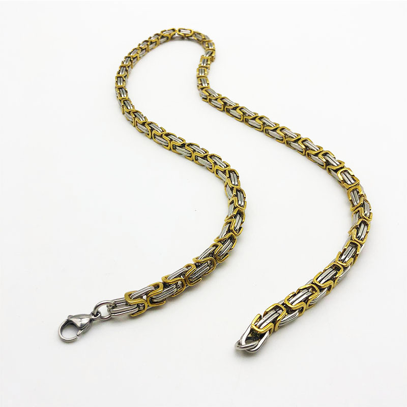 Collana king in acciaio al titanio, fibbia a moschettone, accessorio trendy e prepotente da uomo_voghion.com