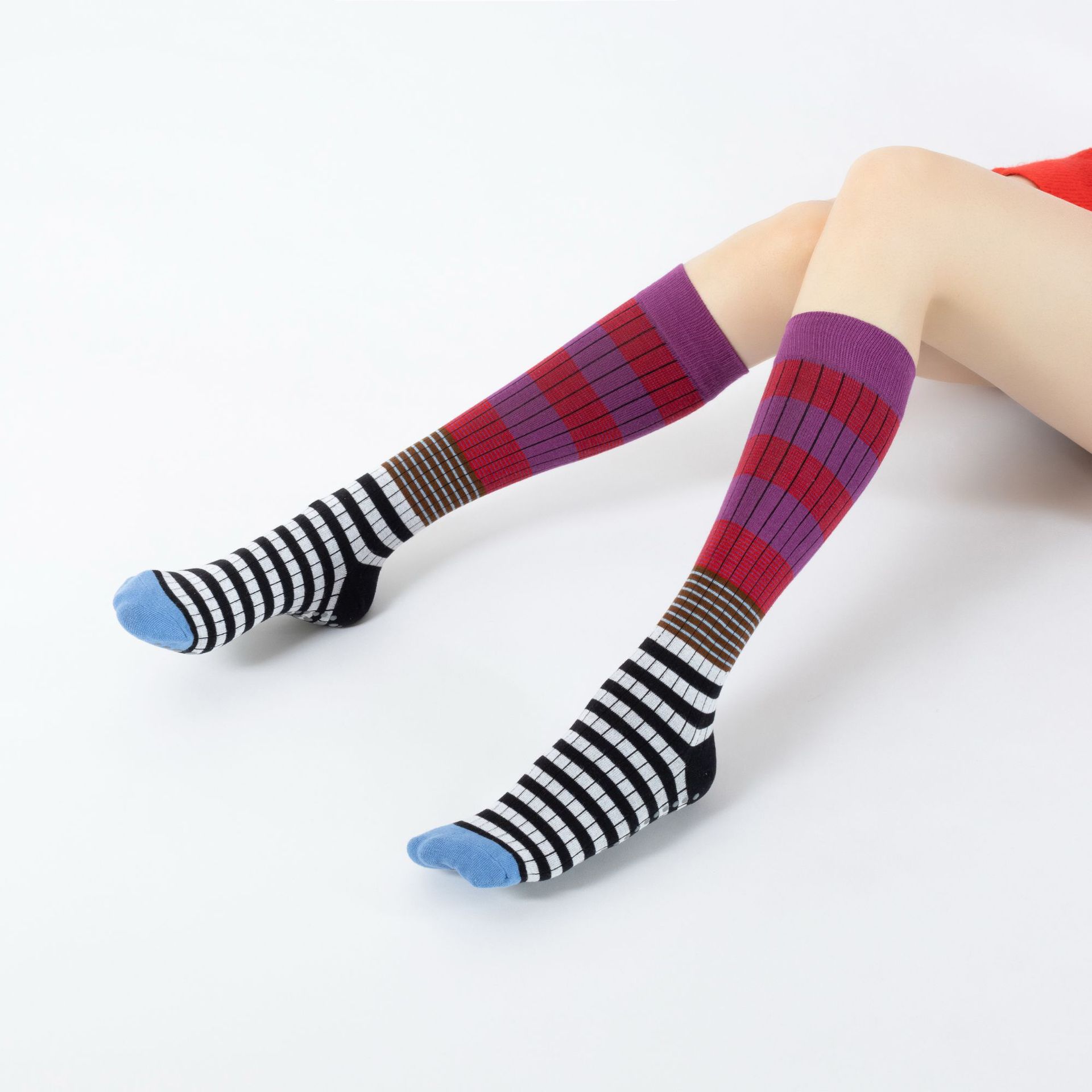 빨간색과 보라색(양말 발가락 하늘색)