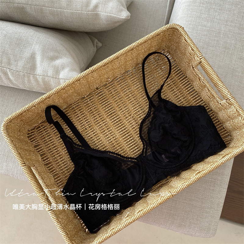 블랙에는 범프 방지 가슴 패드가 함께 제공됩니다.