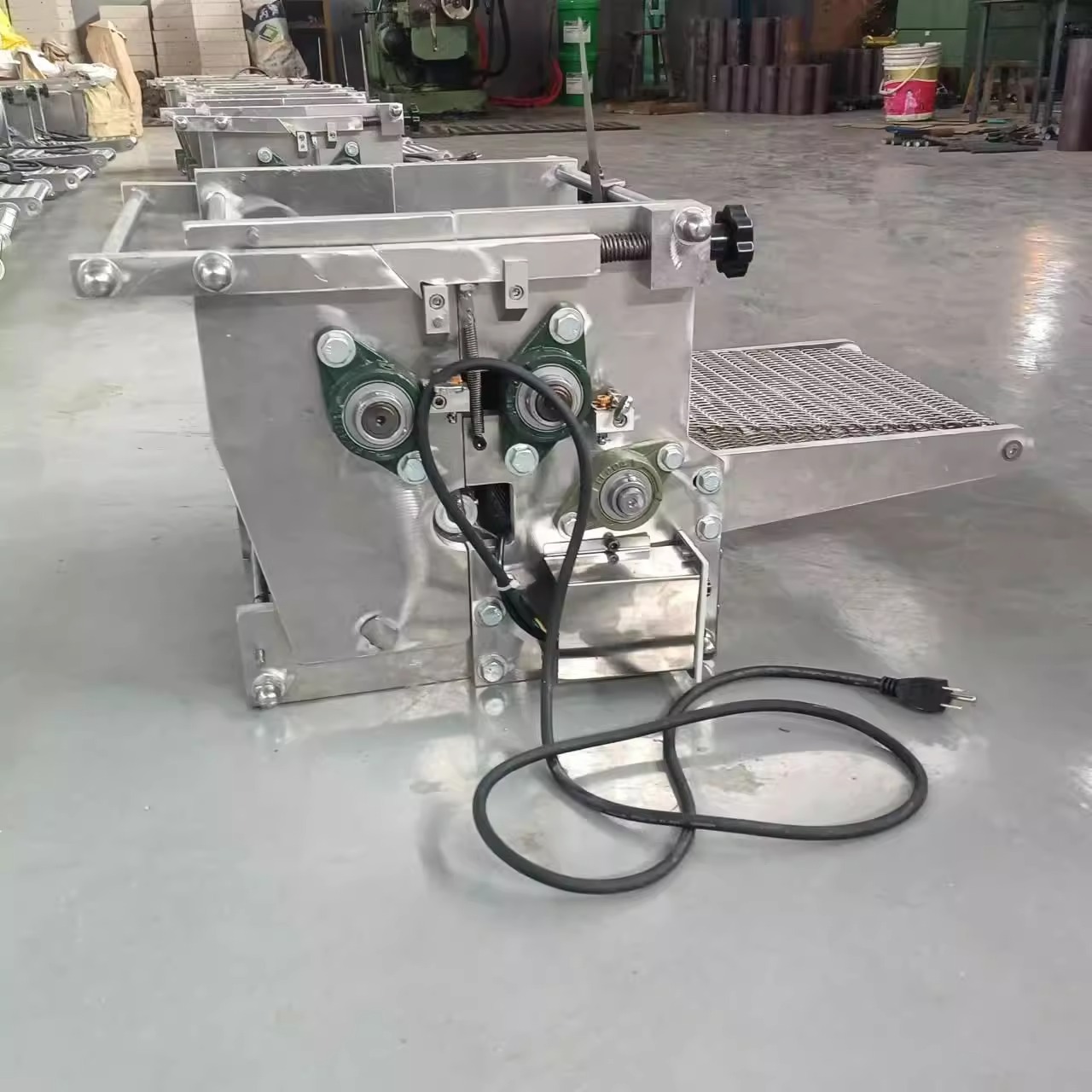 Los fabricantes venden al por mayor pequeñas máquinas de panqueques de cereales diversos para imitar las máquinas de panqueques manuales máquinas de formación de tortillas multifuncionales totalmente automáticas