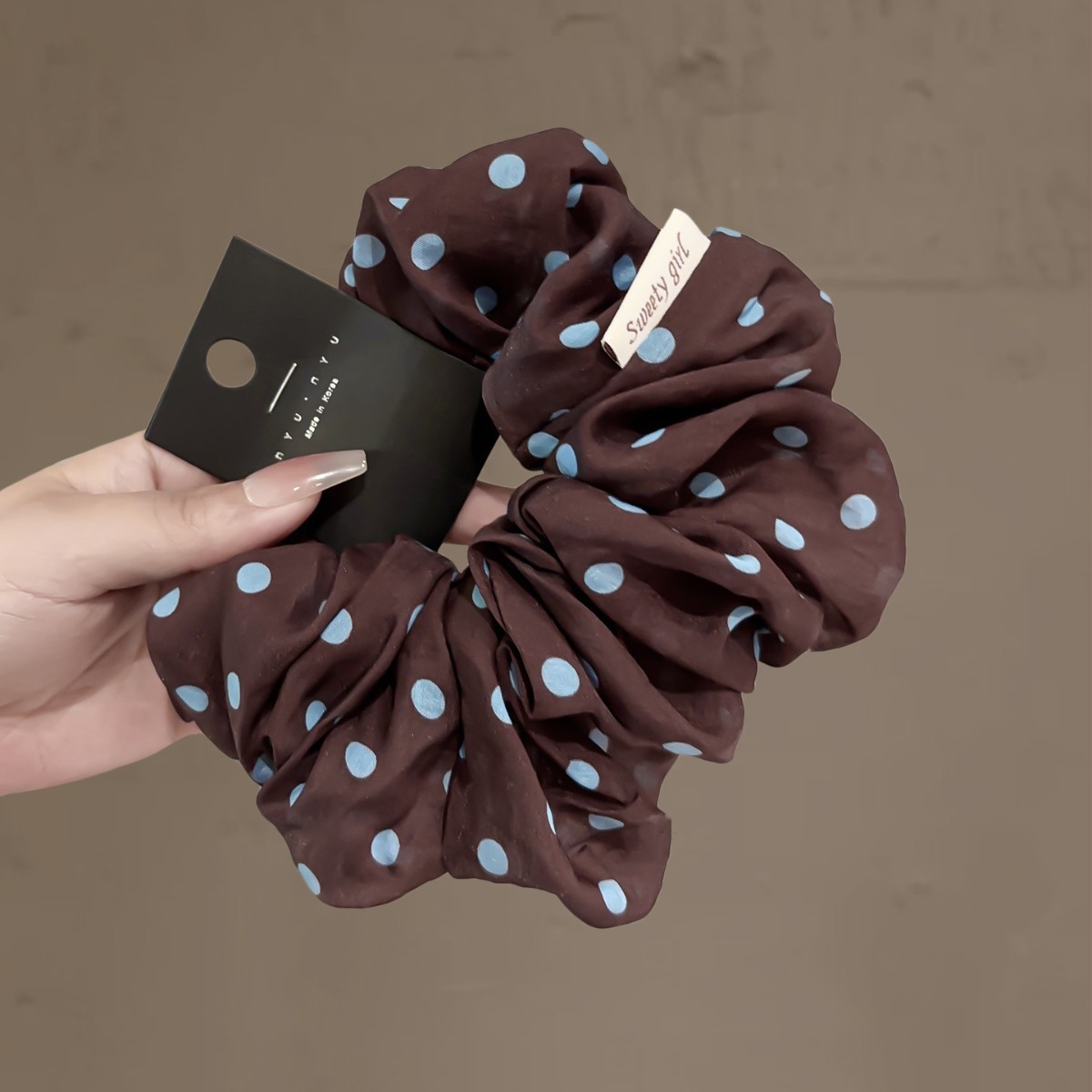 Elegant scrunchie med prickar för kvinnor i kaffefärg nyans_voghion.com