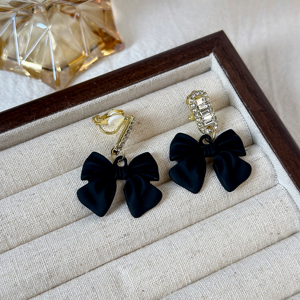 Versión coreana del clip para la oreja sin orejas de la celebridad de Internet clip para la oreja triangular con incrustaciones de diamantes de alta calidad Pendientes de Yiwu de temperamento simple femenino al por mayor