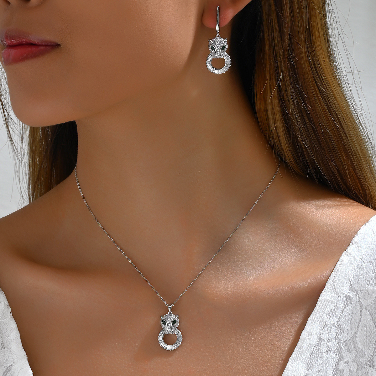 Collier Avec Pendentif Tête De Léopard Et Zircons Pour Femme_voghion.com