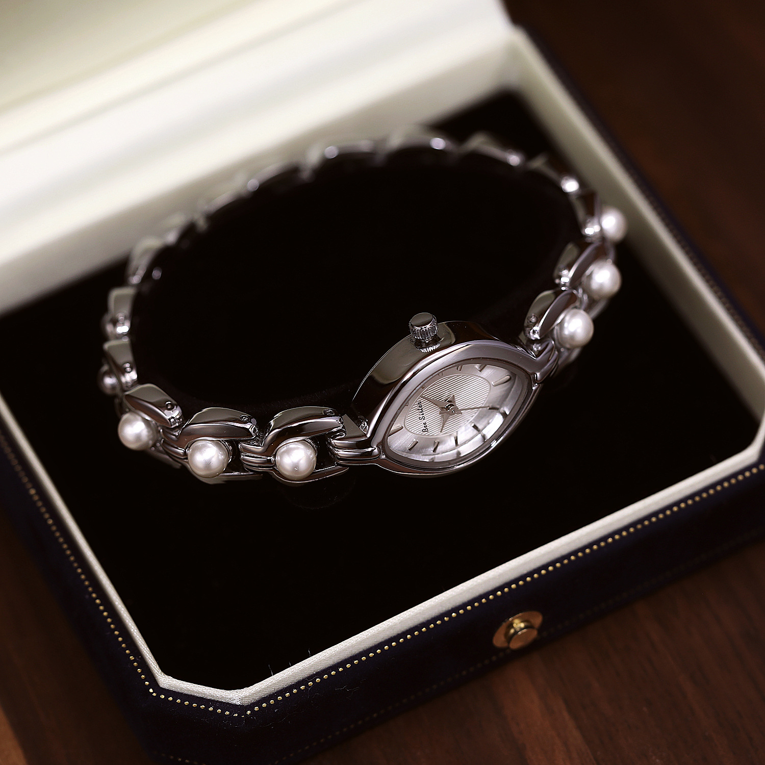 45g Weight Tempered Glass Mirror Material Alloy Strap Material Watch Classification Pointer Display Type Jewelry Buckle Buckle Style Diamond Dial Shape Daily, Street Occasion Quartz Movement Solid Color Pattern All Seasons Season Women's Gender Casual, Commute Style Casual Commute Solid Color Jewelry Buckle Quartz Watch 15