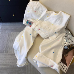 小花刺繍白レトロジーンズ女性のための 2025 夏の新デザインカールスリムストレートパンツ