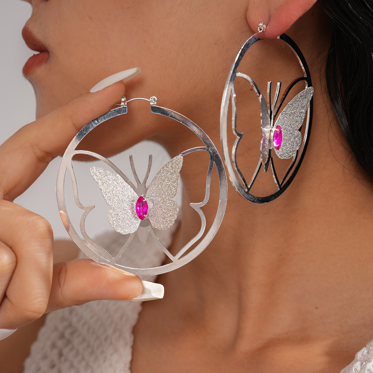 Europa y los Estados Unidos transfronterizos diamantes redondos huecos mariposa personalidad nicho exagerado pendientes ligeros de lujo alta sensación de pendientes para mujeres