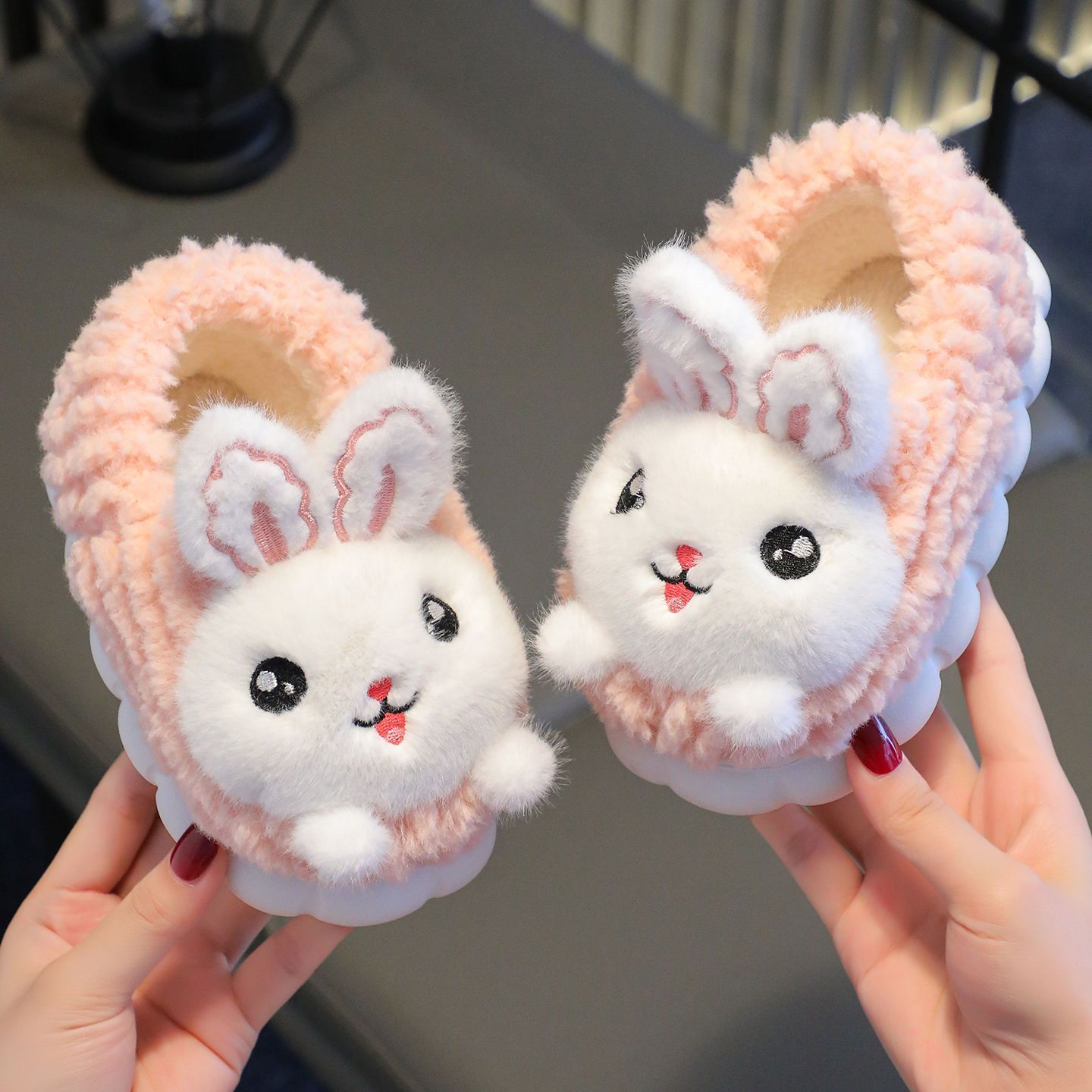 Zapatos de algodón para niños en invierno en el hogar calentamiento antideslizante para niñas zapatos de peluche de moda para niños zapatillas de algodón tacones