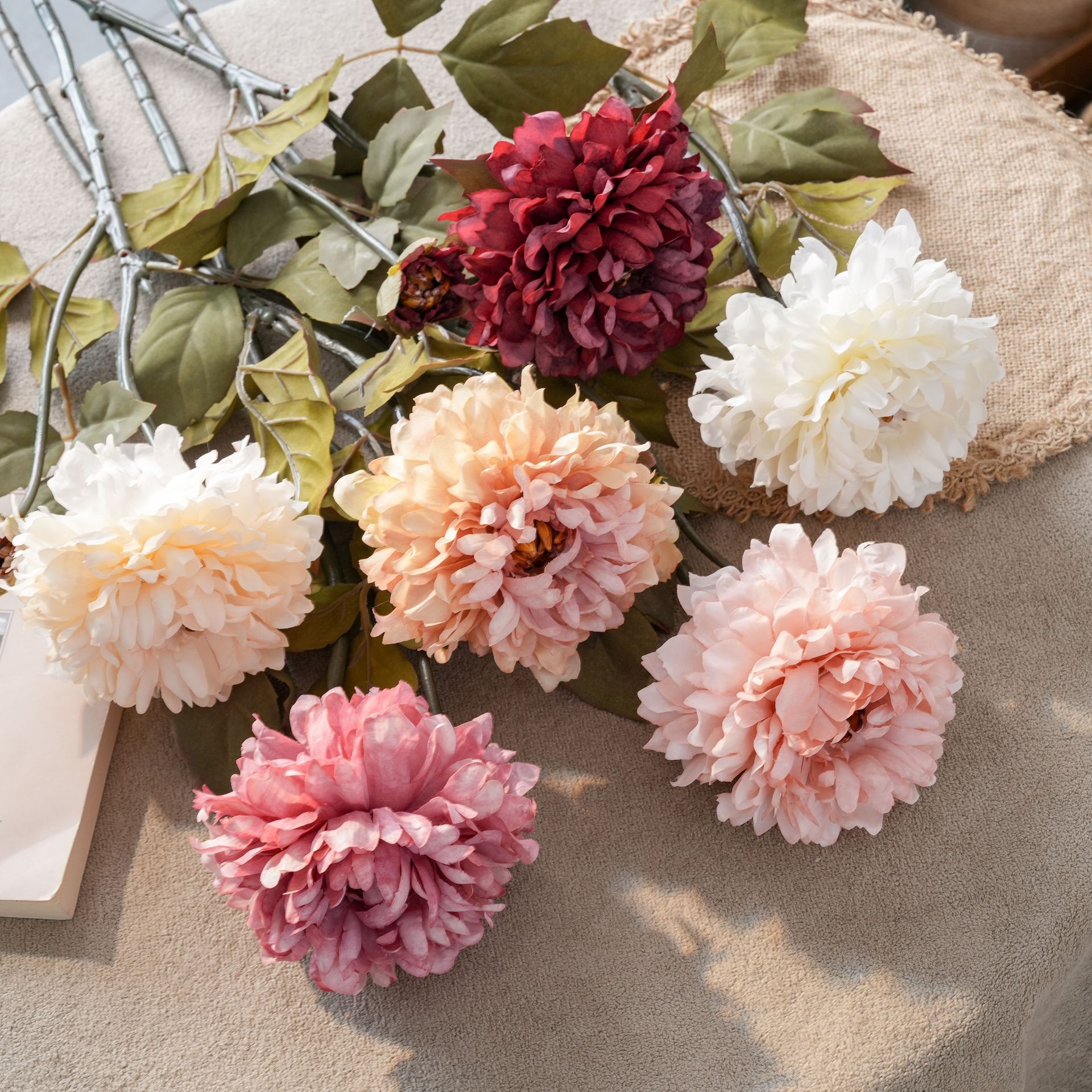 Wuheng Peony falsificó flores y plantas verdes artesanías de decoración de bodas al por mayor INS fabricantes de flores de simulación transfronterizas con flores en la mano