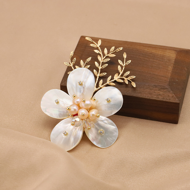 Broche de perlas naturales con borlas de bambú marino y flores, moda de alta gama, redondo y exquisito, broche de perlas estilo Chanel de alta calidad para mujer.