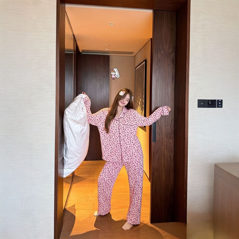Leopard print velvet pajamas for women, autumn and winter, pink long-sleeved long-pants cardigan with turn-down collar, cute cartoon home wear set Leopard print velvet pajamas for women, autumn and winter, pink long-sleeved long-pants cardigan with turn-down collar, cute cartoon home wear set