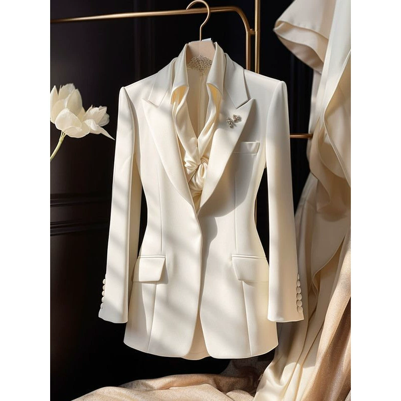 Small fitted white brace, classic suit jacket, Chanel style