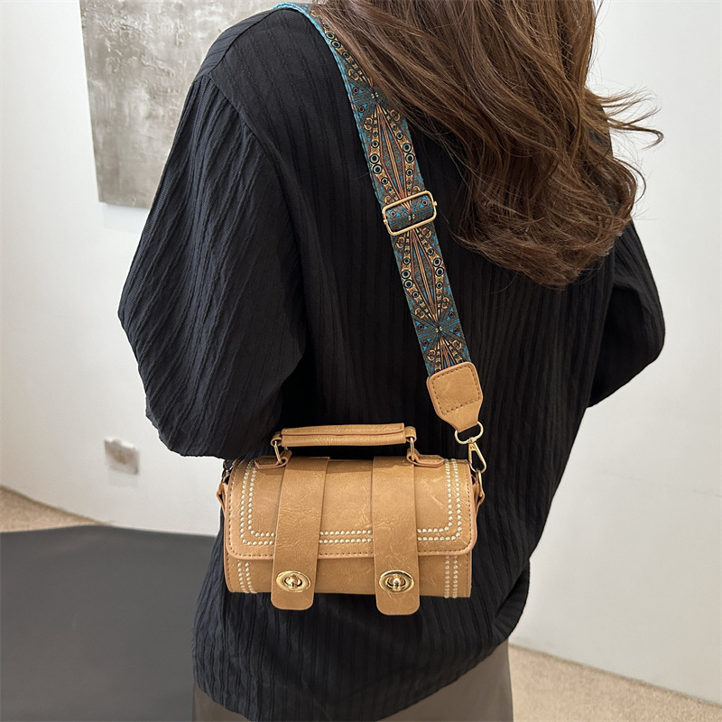 Bolsos pequeños populares de alta gama para mujer 2024 nuevo estilo salvaje ins moda de nicho bolso de mensajero de un solo hombro