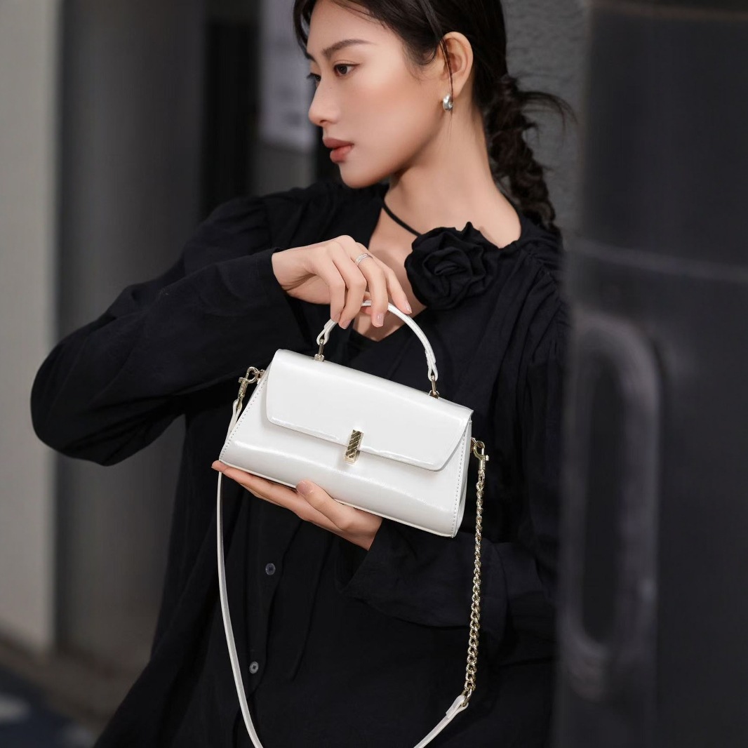 Bolso de mujer Carmel 2025 bolso de mano diagonal primavera - verano moda de cadena, barra de oro diagonal, nueva Alta Gama