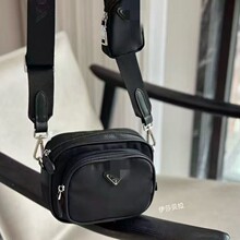 P家新款进口牛皮单肩斜挎配小包单肩斜挎邮差相机包高品质2VH170