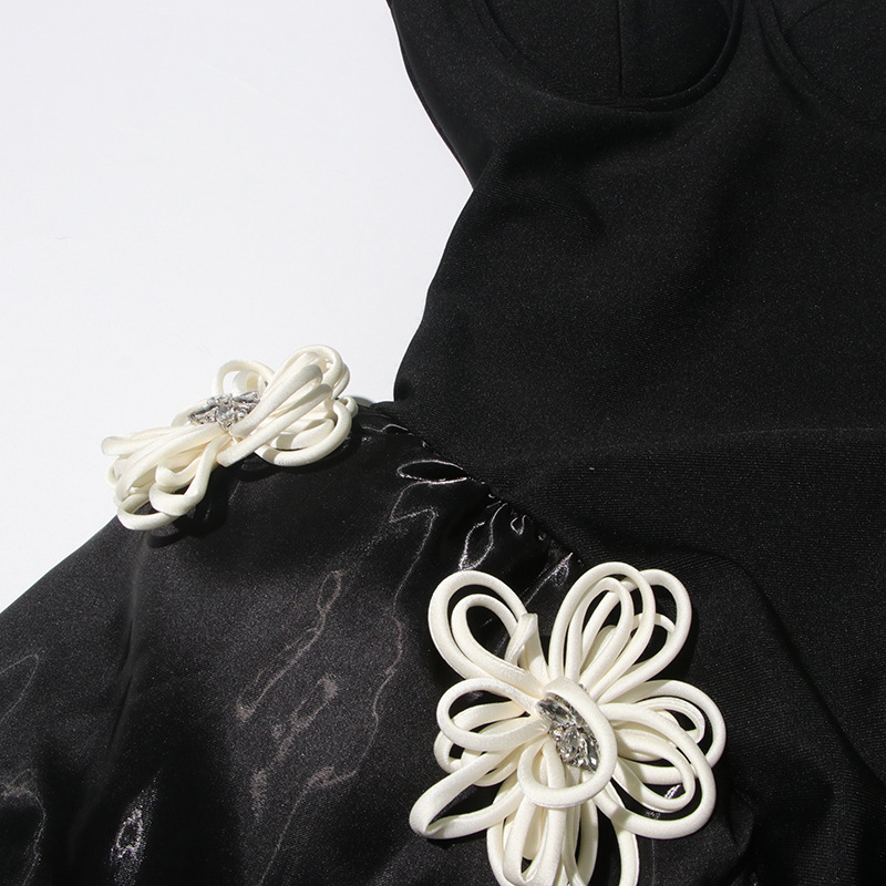 Abito da sera elegante da donna con dettagli floreali_voghion.com